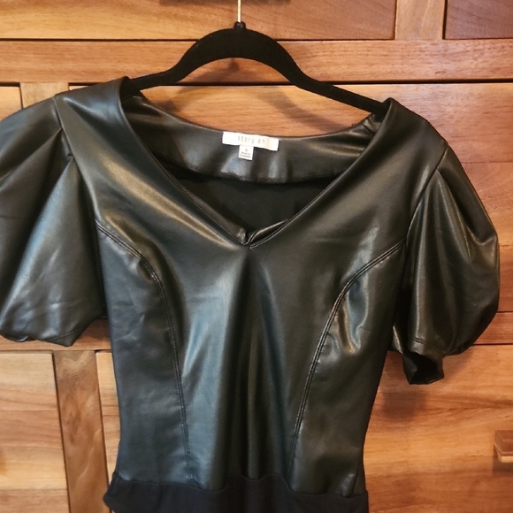 Elegant Black Faux Leather Bodysuit with Puff Sleeves - Picture 3 of 5